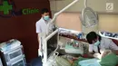 Petugas medis memeriksa pasien yang berobat ke Rail Clinic yang berhenti di Stasiun Alastua, Semarang, Jawa Tengah, Kamis ( 28/3). Pengobatan gratis dari PT KAI ini dihadiri oleh ratusan warga sekitar stasiun. (Liputan6.com/Gholib)