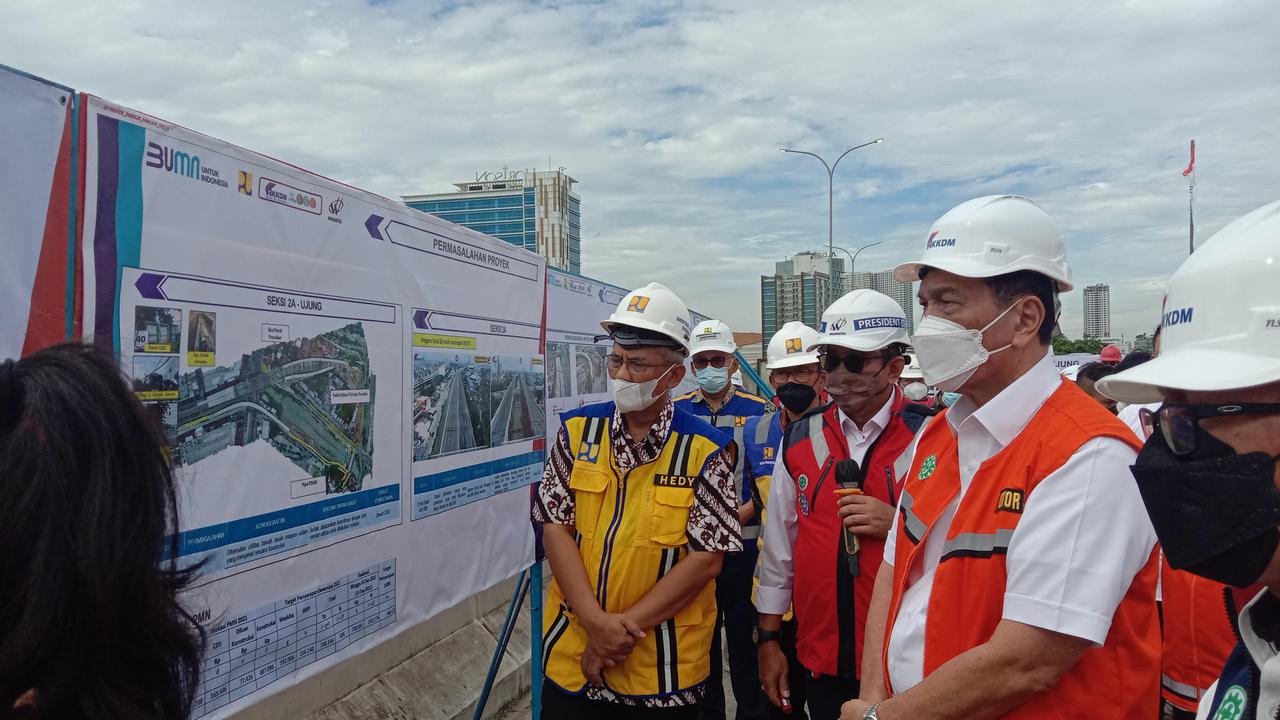 Menteri Koordinator Bidang Kemaritiman dan Investasi, Luhut Binsar Panjaitan, melakukan kunjungan kerja ke proyek Jalan Tol Bekasi-Cawang-Kampung Melayu (Tol Becakayu)