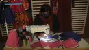 Pekerja menjahit masker untuk mencegah penyebaran virus corona COVID-19 di bekas pabrik pakaian di Kabul, Afghanistan, Rabu (1/4/2020). Pemerintah Afghanistan melakukan lockdown atau penguncian selama tiga minggu untuk membendung penyebaran virus corona COVID-19 di Kabul. (AP Photo/Rahmat Gul)