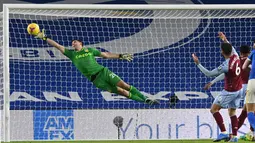 Semenjak meninggalkan Arsenal dan bergabung bersama Aston Villa, Emiliano Martinez sekarang didapuk menjadi kiper utama. Ia juga tampil sangat baik di Premier League musim ini. (Foto: AFP/Pool/Neil Hall)