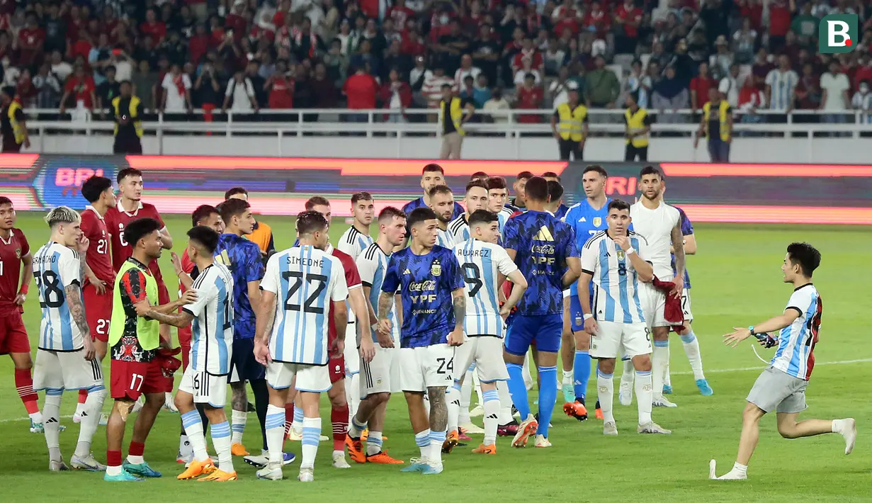 Seorang suporter berhasil masuk kedalam lapangan dan membuat pemain Timnas Argentina terkejut setelah laga FIFA Matchday antara Timnas Indonesia Vs Timnas Argentina di Stadion Utama Gelora Bung Karno (SUGBK), Senayan, Jakarta, Senin (19/06/2023). (Bola.com/M Iqbal Ichsan)