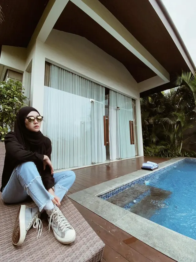 6 Potret Terbaru Bu Dendy yang Viral Sawer Pelakor, Disebut Makin Glowing dan Tajir