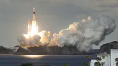 Jepang meluncurkan satelit militer pertamanya melalui Roket H-IIA di Pulau Tanegashima, Jepang (24/1). Roket H-IIA tersebut membawa satelit militer Jepang. (AP PHOTO/ Yu Nakajima)