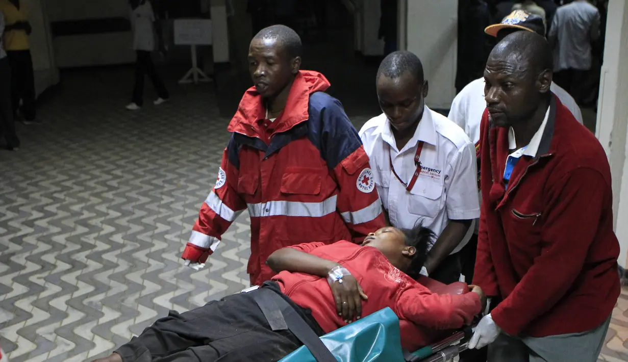 Enam orang tewas dan 25 orang terluka setelah tiga bom dilemparkan di wilayah sibuk di ibu kota Kenya, Nairobi, pada Senin, 31 Maret 2014 (REUTERS / Noor Khamis).