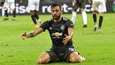 Pemain Manchester United, Bruno Fernandes, tampak kecewa usai ditaklukkan Sevilla pada laga semifinal Liga Europa di Stadion RheinEnergie, Senin (17/8/2020). Sevilla menang 2-1 atas Manchester United. (AP Photo/Martin Meissner, Pool)
