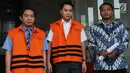 Dua tersangka Anggota Komisi I DPR dari Fraksi Golkar, Fayakhun Andriadi (tengah) dan Anggota DPRD Kota Malang Suprapto (kiri) keluar dari gedung KPK usai menjalani pemeriksaan, Jakarta (13/4). (Merdeka.com/Dwi Narwoko)