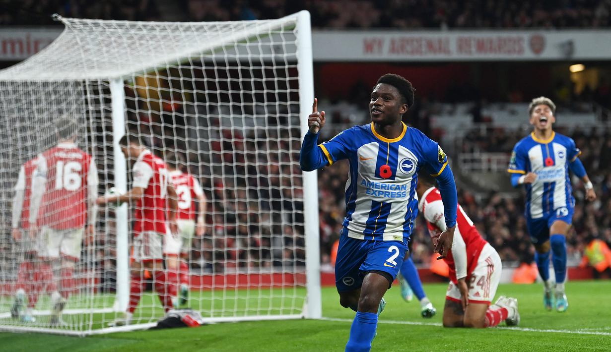 Brighton kembali menjauh setelah mampu mencetak gol ketiga pada menit ke-71 melalui Tariq Lamptey. Gol diawali dari aksinya menggiring bola di sisi kanan pertahanan Arsenal yang akhirnhya mampu menaklukkan Karl Jacob Hein dari jarak dekat. (AFP/Glyn Kirk)