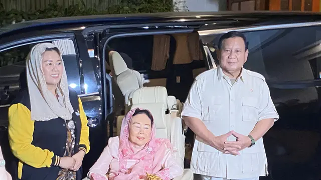 Istri Presiden ke-4 Abdurrahman Wahid alias Gus Dur, Sinta Nuriyah menyambangi kediaman Ketua Umum Partai Gerindra Prabowo Subianto di Jalan Kertanegara, Jakarta Selatan, pada Rabu (6/9/2023). (Liputan6.com/Ady Anugrahadi)