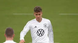 Penyerang Jerman Luca Waldschmidt melakukan pemanasan selama sesi latihan di Dortmund, Jerman, Senin (7/10/2019). Jerman akan menghadapi Argentina dalam laga persahabatan di Signal Iduna Park pada 10 Oktober 2019. (Ina FASSBENDER/AFP)
