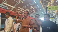Presiden Jokowi saat  menjajal LRT Harjamukti-Dukuh Atas bersama Gubernur Jabar Ridwan Kamil, Menhub Budi Karya Sumadi dan Pj Gubernur DKI Jakarta Heru Budi Hartono. (Istimewa)