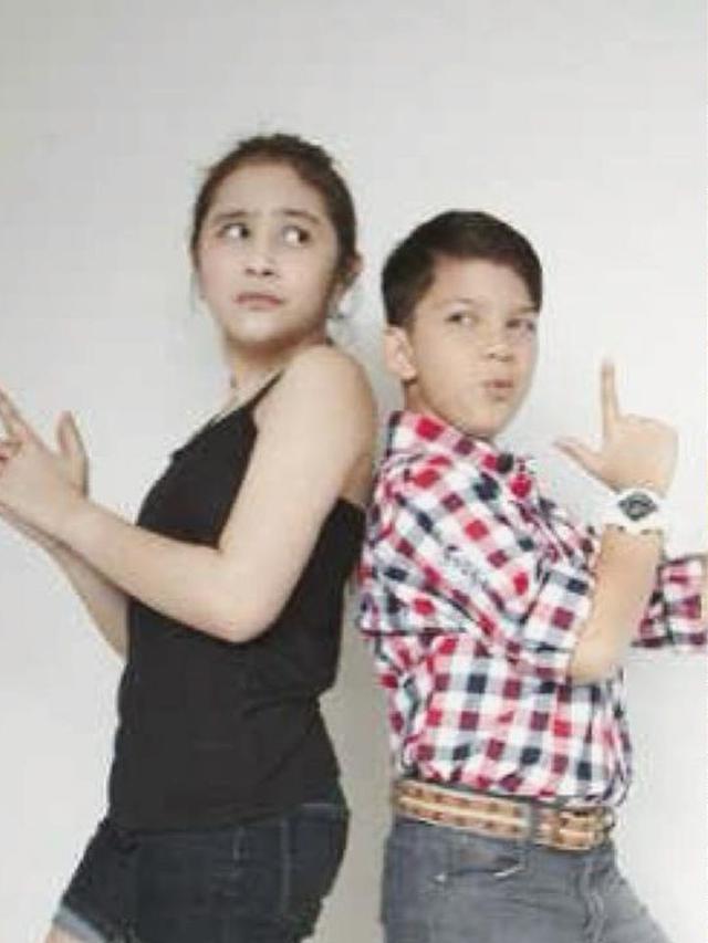 7 Potret Kedekatan Endy Arfian dan Prilly Latuconsina Sejak Kecil