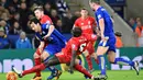 Perebutan bola antara pemain Leicester City dan Liverpool di depan gawang Liverpool pada lanjutan Liga Inggris di Stadion King Power, Leicester, Rabu (3/2/2016) dini hari WIB. (AFP/Ben Stansall)