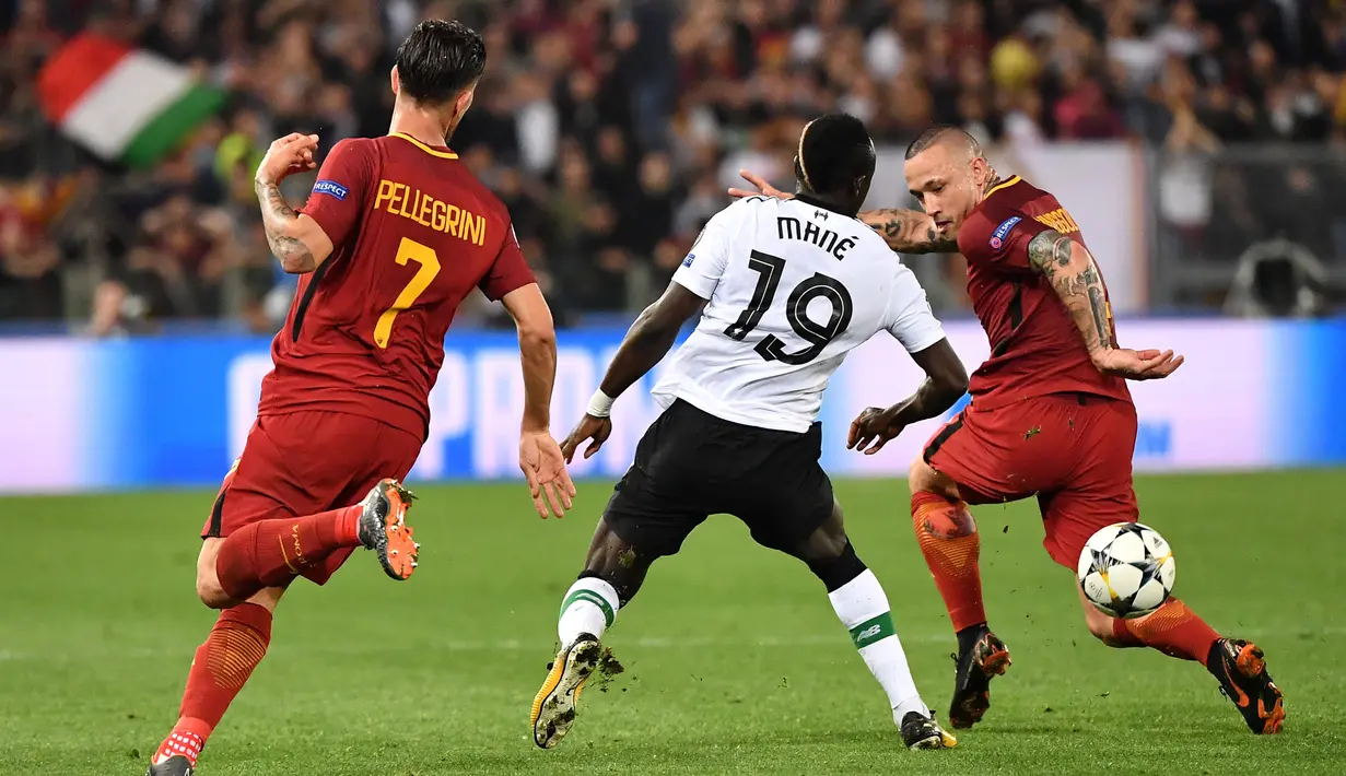 Radja Nainggolan (kanan) membayangi pemain Liverpool, Sadio Mane pada semifinal Liga Champions di Olympic Stadium,(2/4/2018). Nainggolan gagal membawa Roma ke final setelah kalah agregat dari Liverpool 6-7. (AFP/Alberto Pizzoli)