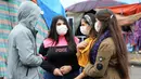 Sejumlah warga Irak mengenakan masker di sebuah jalan di Baghdad, Irak, (25/2/2020). Irak mengumumkan empat kasus baru COVID-19 di Provinsi Kirkuk, wilayah utara, pada Selasa (25/2), sehingga total pasien terinfeksi di negara itu bertambah menjadi lima orang. (Xinhua/Khalil Dawood)