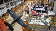 Pengunjung menikmati berbagai koleksi mainan atau diecast mobil dan diorama terbesar milik Nabil Karam yang dipamerkan di dalam museum Zouk Mosbeh, di utara Beirut, Libanon, (16/11). (Reuters/Aziz Taher)
