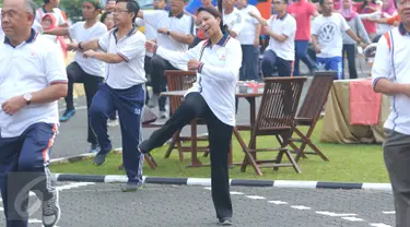 Menteri BUMN Rini Soemarno mengikuti senam ceria bersama ratusan pegawai di Kantor Perum Bulog, Jakarta, Jumat (2/9). Senam bersama ini mengawali kegiatan kampanye daging kerbau sebagai pengganti daging sapi. (Liputan6.com/Angga Yuniar)