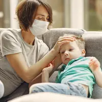 Ilustrasi ibu yang sedang merawat anak yang sakit. Credits: pexels.com by Gustavo Fring