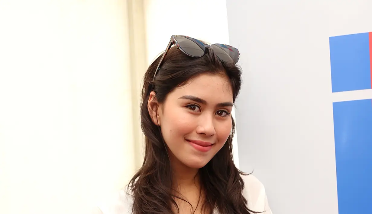 Syahnaz Sadiqah di Taman Budaya Tionghoa, TMII, Jakarta Timur, Selasa (19/1) mengatakan tidak ada kesulitan mengatur waktu bertemu kekasihnya. (Andy Masela/Bintang.com)