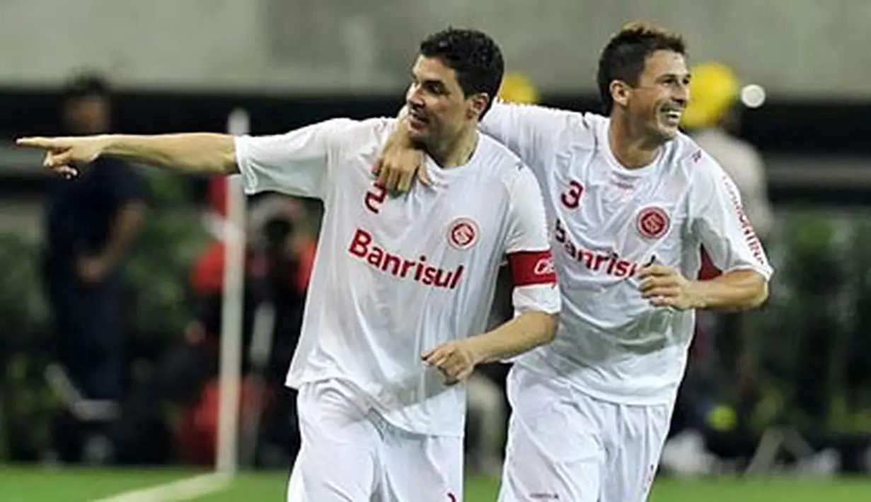 Kapten Internacional Fabian Guedes a.k.a Bolivar (kiri) merayakan gol untuk mengalahkan Chivas Guadalajara 2-1 pada leg pertama final Piala Libertadores di Zapopan, Meksiko, 11 Agustus 2010.AFP PHOTO/Hector Guerrero
