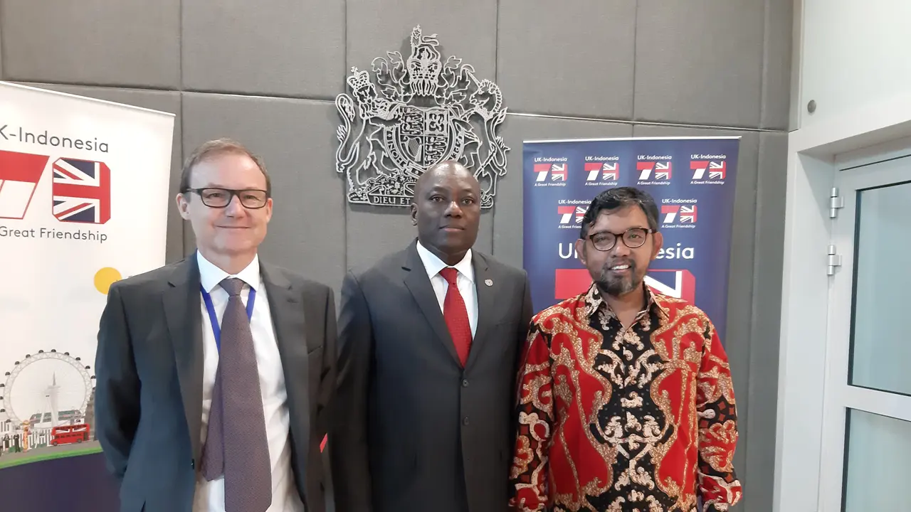 Wakil Duta Besar Inggris untuk Indonesia Rob Fenn (kiri), Country Manager UNODC untuk Indonesia Collie F. Brown (tengah), Kepala Direktorat Pendidikan dan Pelayanan Publik KPK Giri Suprapdiono