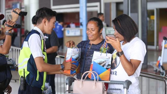 Ribuan penumpang di Terminal 1,2 dan 3 Bandara Internasional Soekarno Hatta Tangerang, dapatkan bibit pohon gratis, Kamis (10/1/2019).