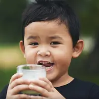 Susu sering dianggap sebagai salah satu sumber nutrisi penting untuk anak-anak. Foto: Freepik