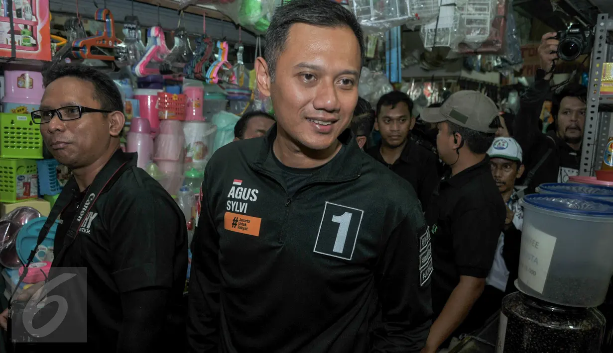 Cagub DKI Jakarta Agus Harimurti Yudhoyono blusukan menelusuri Pasar Senen, Jakarta, Selasa (8/11). Selain meminta doa dan dukungan, Agus juga mendengarkan keluhan para pedagang Pasar Senen. (Liputan6.com/Yoppy Renato)