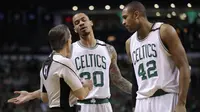 Pemain Boston Celtics, Gerald Green (30) and Al Horford (42) melakukan protes atas keputusan wasit, Ken Mauer pada Gim kelima final NBA Wilayah Timur di TD Garden, Boston, (25/5/2017). (AP/Elise Amendola)