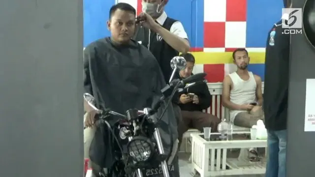 Cara cukur rambut unik ditemukan warga Klaten. Pelanggan dengan sepeda motor, bisa membawa masuk kendaraannya saat dicukur.