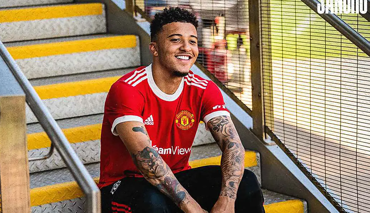 Jadon Sancho. Telah dua tahun menjadi incaran Manchester United, akhirnya pada 23 Agustus 2021 lalu transfer tersebut menjadi kenyataan. Jadon Sancho resmi diikat dari Borussia Dortmund senilai 85 juta euro selama 5 tahun dengan opsi perpanjangan 1 tahun. (Foto: manutd.com)