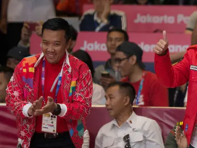 Presiden Joko Widodo mengacungkan dua jempol memberi semangat atlet wushu, Lindswell Kwok di Asian Games 2018, Jakarta, Senin (20/8). Jokowi tampil menggenakan jaket merah saat menyaksikan langsung penampilan Lindswell. (Bola.com/Vitalis Yogi Trisna)