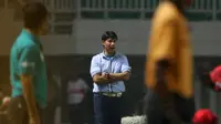 Pelatih PS TNI, Eduad Tjong memberikan arahan kepada pemainya saat melawan  Persipura Jayapura pada laga Torabika SC 2016 di Stadion Pakansari, Bogor, Minggu (19/6/2016). (Bola.com/Nicklas Hanoatubun)