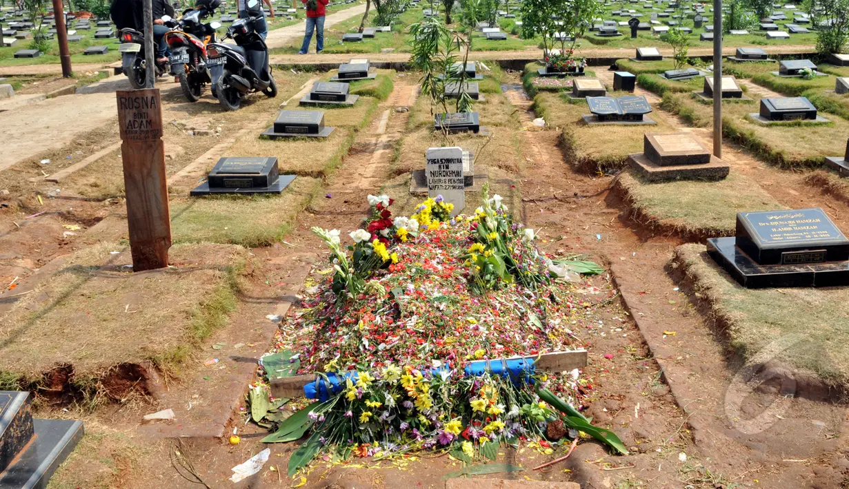 Makam almarhum Olga Syahputra banjir dengan aneka bunga, Jakarta, Senin (30/3/2015). Sejumlah bunga berasal dari fans yang datang ziarah ke makam Olga (Liputan6.com/Panji Diksana)