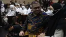 Meski diwarnai perbedaan pendapat atau Dissenting Opinion (DO) oleh dua anggota, majelis hakim Pengadilan Tindak Pidana Korupsi (Tipikor) pada Pengadilan Negeri (PN) Jakarta Pusat, menjatuhkan vonis empat tahun penjara kepada Ibrahim Arief atau Ibam. Tampak dalam foto, mantan konsultan teknologi Kementerian Pendidikan, Kebudayaan, Riset, dan Teknologi (Kemendikbudristek), Ibrahim Arief atau Ibam (kedua kanan) sesaat sebelum mengikuti sidang pembacaan putusan di Pengadilan Negeri Jakarta Pusat, Selasa (12/5/2026). (Kapanlagi.com/Budy Santoso)