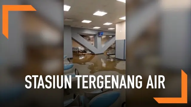 Air tergenang di Stasiun Kereta Union di Chicago. Akibat pipa sprinkler yang bocor karena cuaca dingin.