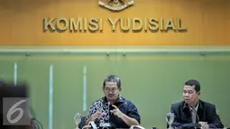 Wakil Ketua Sementara (KY) Farid Wadji (kiri) memberikan keterangan pers di Jakarta, Kamis (4/2). KY kembali menerima usulan calon hakim agung Tahun 2016 untuk pengisian kekosongan jabatan hakim agung sejumlah 8 orang. (Liputan6.com/Faizal Fanani)