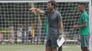 Saddil Ramdani (kanan) menyimak arahan pelatih timnas Indonesia, Luis Milla pada sesi latihan di Lapangan ABC Senayan, Jakarta (21/2/2018). Latihan ini merupakan persiapan Asian Games 2018.  (Bola.com/Nick Hanoatubun)