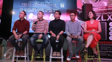 Personel Band The Rain pada saat jumpa pres album terbaru di kawasan Bulungan, Jakarta, Rabu (14/9). The Rain merilis album keenam mereka yang bertajuk "Jabat Erat". (Liputan6.com/Herman Zakharia)