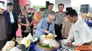 Citizen6, Boyolali: Pemotongan tumpeng oleh Ketua Umum YPI Al-Azhar, Hariri Hadi. (Pengirim: Widya)