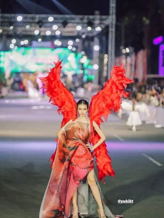 Tak kalah megah, Yuki Kato tampak menyala dengan dress bernuansa merah [@yukikt]