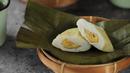 Kue nagasari yang terbuat dari tepung beras ini punya tekstur yang lembut. Ditambah dengan isian daun pisang pun jadi lebih nikmat. (Yun Octavia/Shutterstock.com)