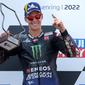 Pembalap Monster Energy Yamaha Fabio Quartararo merayakan di podium setelah memenangkan MotoGP Jerman di Sirkuit Sachsenring, Minggu, 19 Juni 2022. (Ronny Hartmann / AFP)