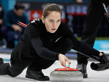 Atlet Curling dari Rusia Anastasia Bryzgalova konsentrasi saat melempar batu dalam pertandingan curling di Olimpiade Musim Dingin 2018 di Gangneung, Korea Selatan (10/2). (AP Photo / Natacha Pisarenko)