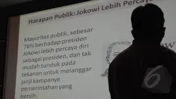 LSI memperlihatkan sebuah slide yang berisi harapan publik kepada Jokowi, Jakarta, Selasa (20/1//2015). (Liputan6.com/Herman Zakharia)