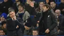 Pelatih Chelsea, Antonio Conte, memberikan arahan kepada anak asuhnya saat pertandingan melawan Leicester City pada laga Premier League di Stadion  Stamford Bridge Sabtu (13/1/2018). Kedua tim bermain imbang 0-0. (AFP/Glyn Kirk)
