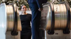 Meghan Markle tiba di markas PBB (18/7/2022). Duke dan Duchess of Sussex berada di PBB untuk memperingati Hari Internasional Nelson Mandela. (AP Photo/Seth Wenig)