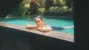 Chelsea Islan tampak menghabiskan waktu santainya dengan berendam di kolam renang. (Foto: instagram.com/chelseaislan)