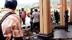 Sidang kasus pembunuhan wartawan Papua TV diwarnai kericuhan. Pihak keluarga korban marah karena saksi kunci tidak hadir dalam persidangan. 