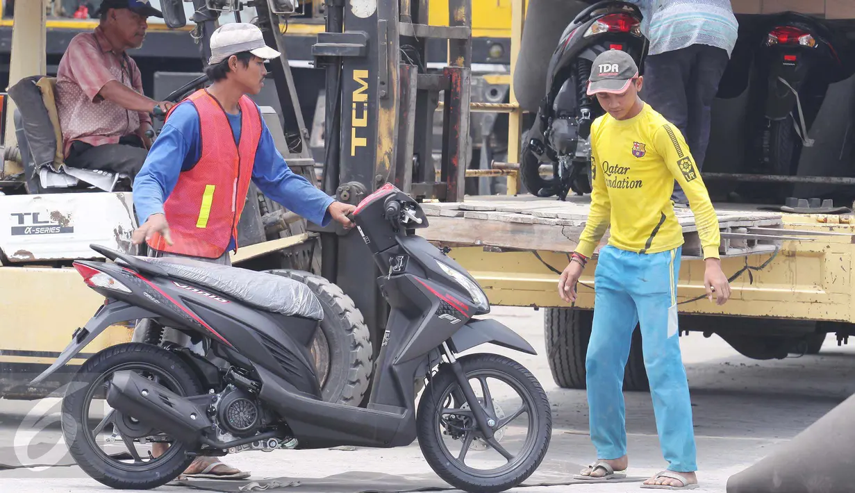 Pekerja tengah menurunkan sepeda motor untuk di kirim ke daerah – daerah melalui kapal – kapal yang ada di Pelabuhan Sunda Kelapa, Jumat (9/10/2015). Penurunan penjualan sepeda motor mencapai 2,13 persen. (Liputan6.com/Angga Yuniar)