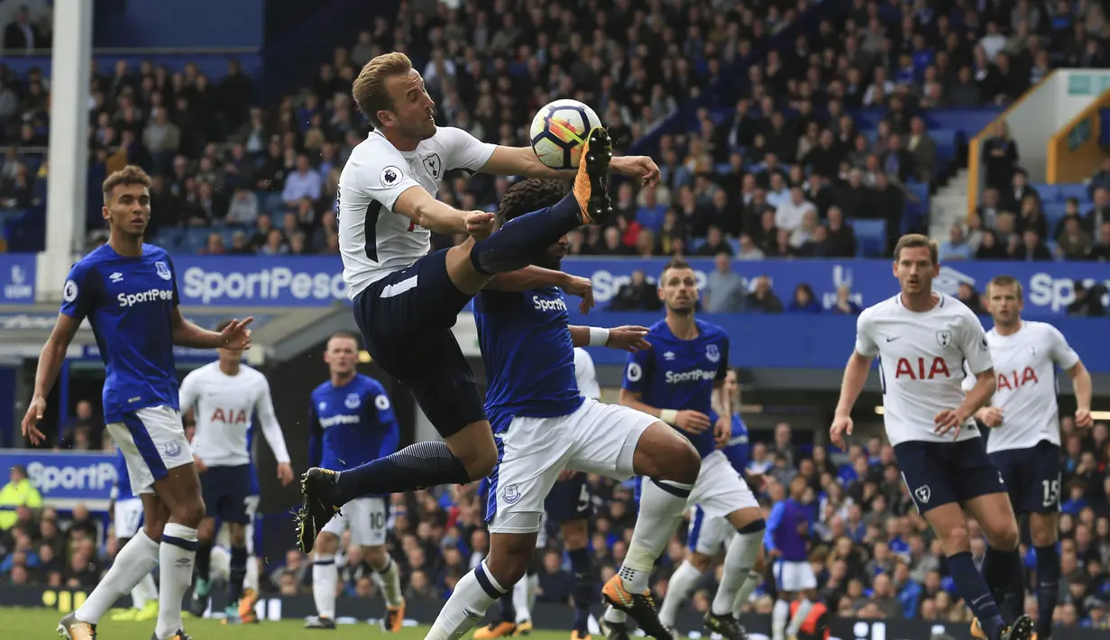 Harry Kane mencetak dua gol saat Tottenham kalahkan Everton pada lanjutan Premier League di Goodison Park, Liverpool, (9/9/2017). Tottenham menang 3-0. (AFP/Lindsey Parnaby)